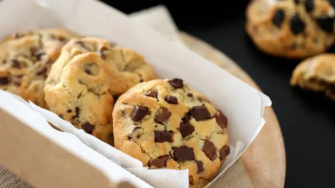 Caja de galletas de chocolate recién horneadas, con trozos generosos de chocolate oscuro. ¡Un placer irresistible!