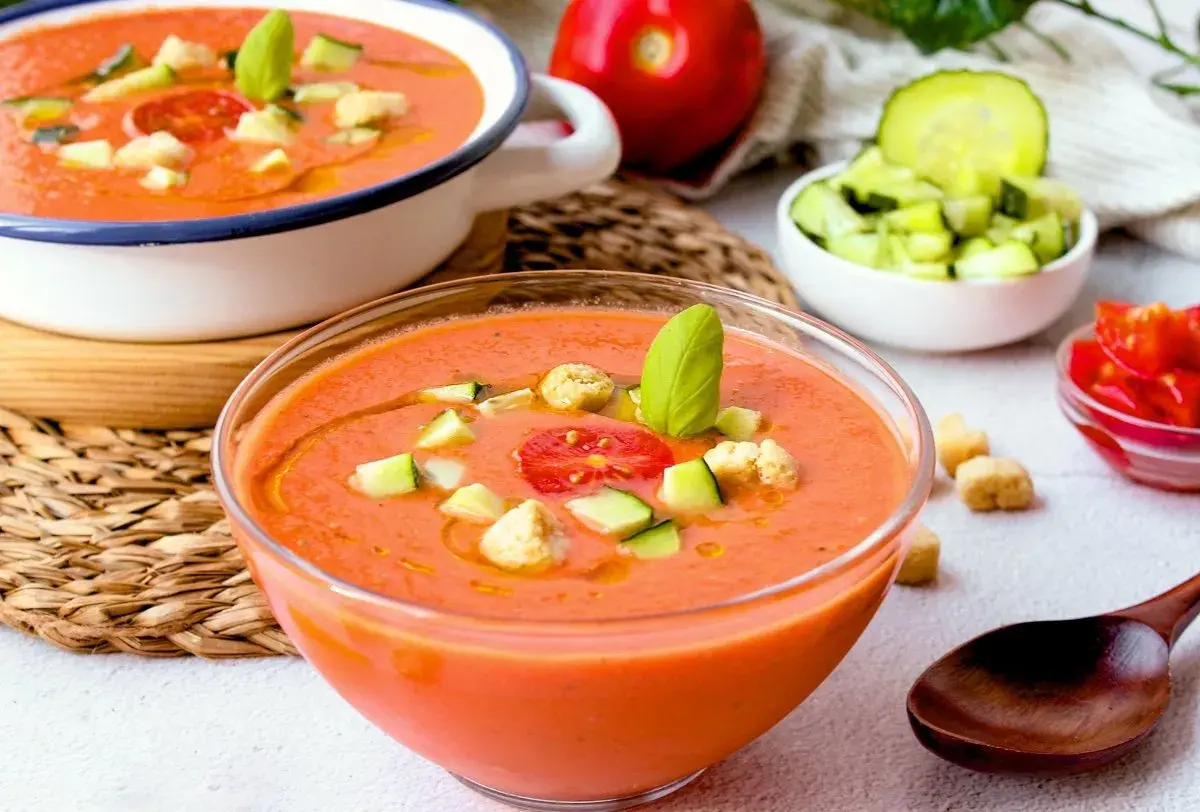 Gazpacho andaluz refrescante, con trocitos de pepino, tomate y picatostes. ¡Perfecto para el verano!