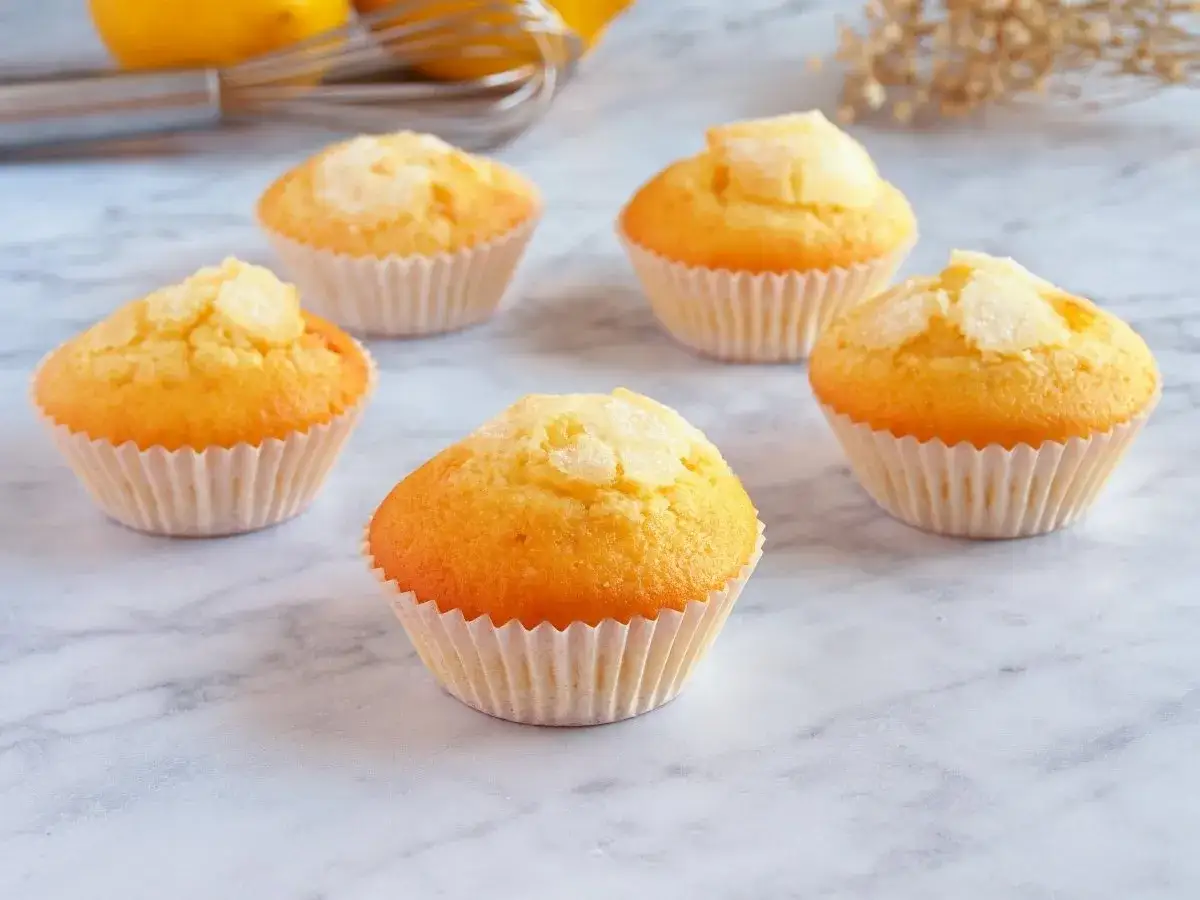 Deliciosas magdalenas Thermomix, doradas y con un toque crujiente de az&uacute;car, listas para disfrutar.