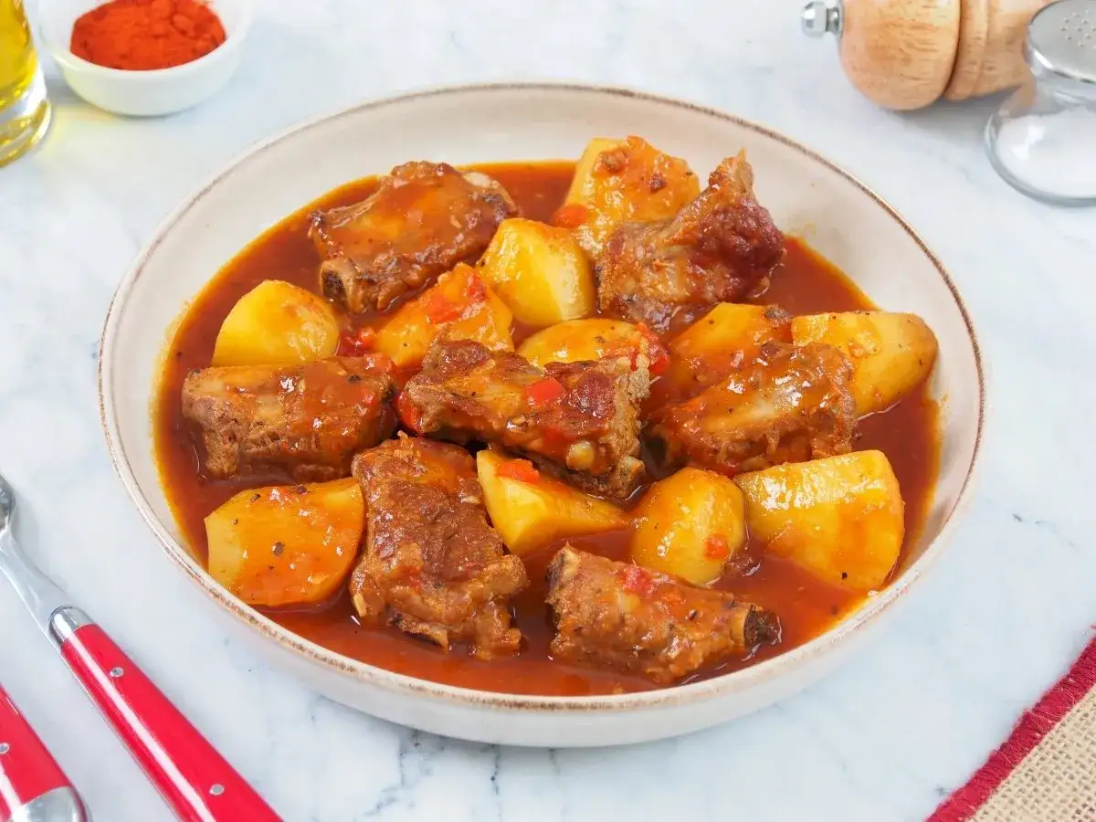 Patatas con costillas en salsa, una deliciosa receta de la abuela.