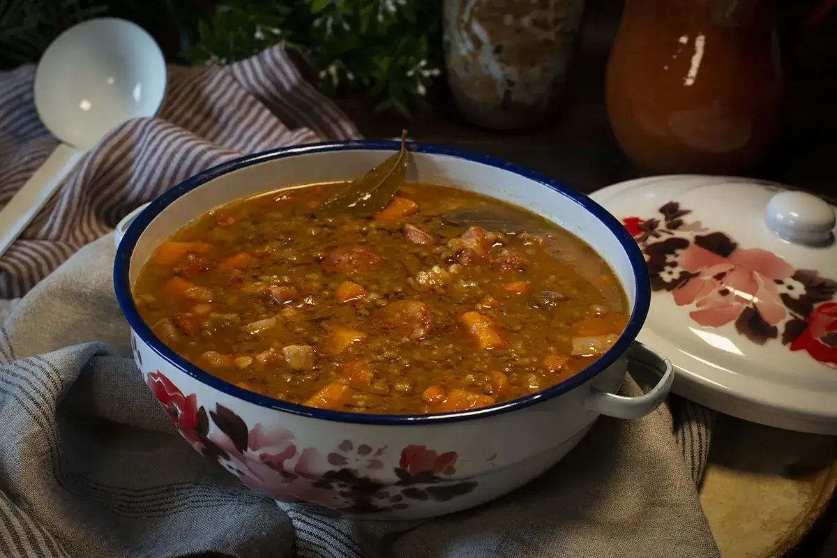 Un cuenco de lentejas estofadas con chorizo y verduras, listo para servir. Las lentejas olla express quedan perfectas así.
