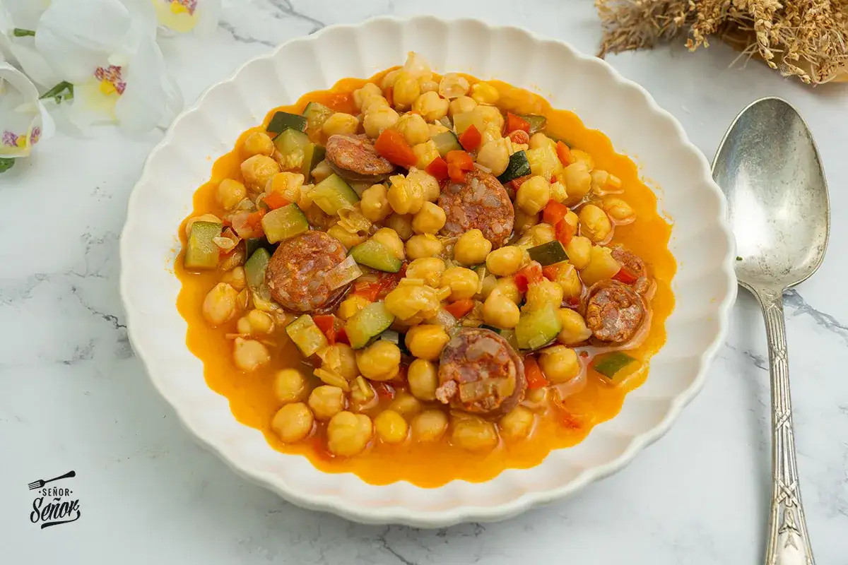 Plato de garbanzos con chorizo y verduras, una deliciosa receta de garbanzos tradicional.