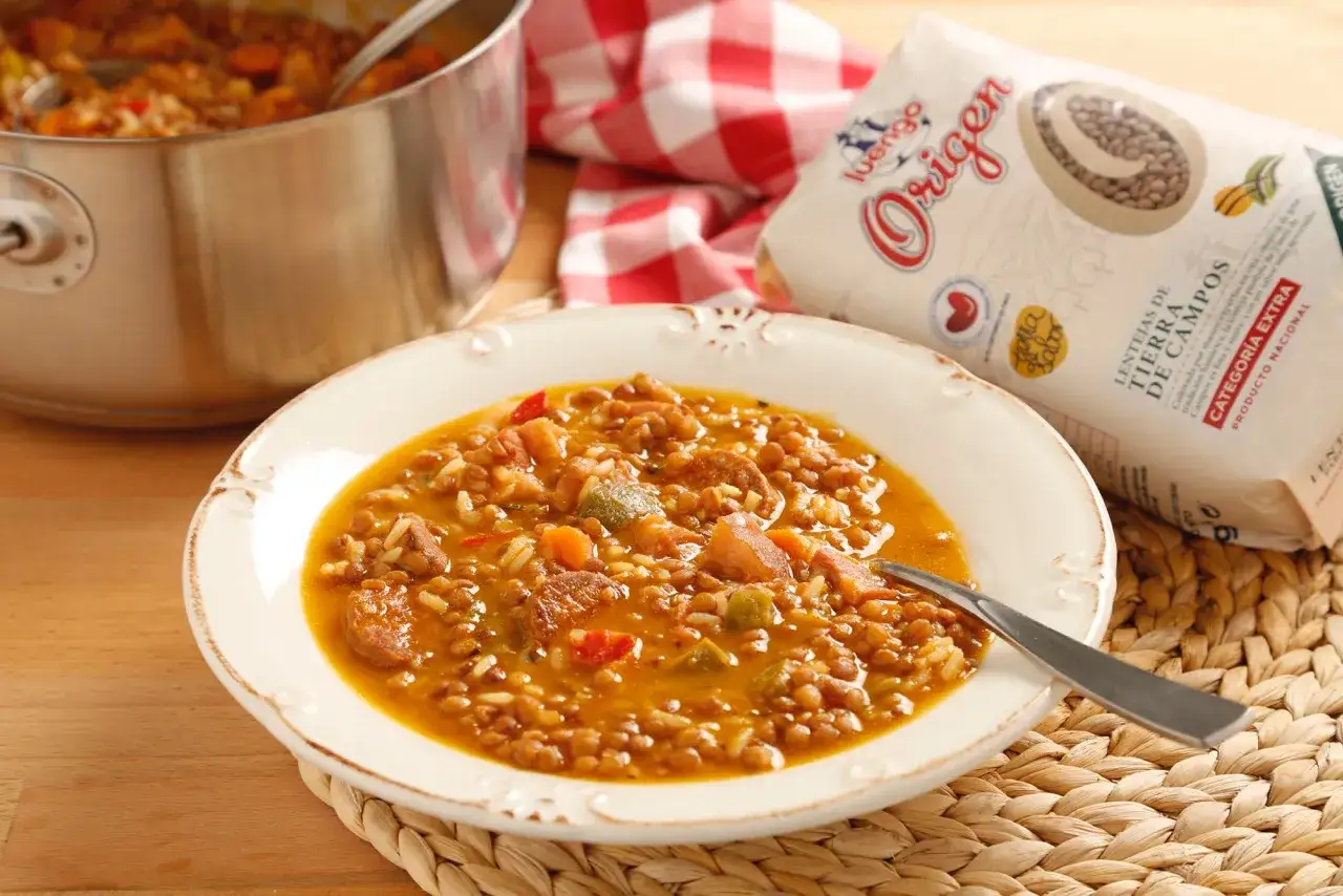 Plato humeante de lentejas con arroz, chorizo y verduras. Una bolsa de lentejas 