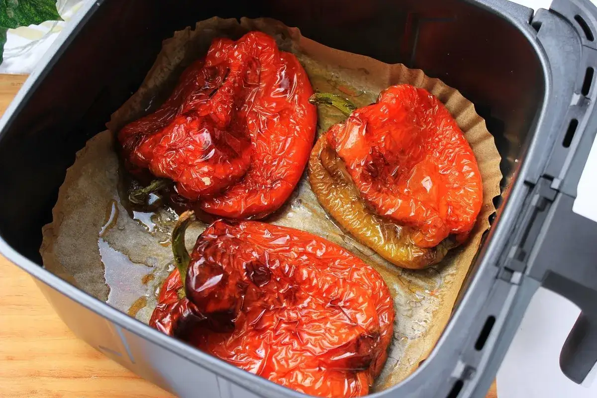 Pimientos rojos asados en freidora de aire, jugosos y listos para disfrutar.