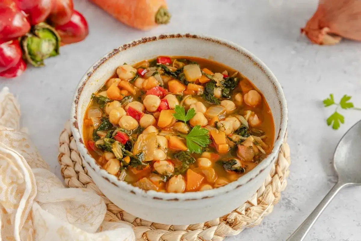 Un reconfortante guiso de garbanzos, zanahoria y espinacas, perfecto para cocer garbanzos y disfrutar de una comida saludable.