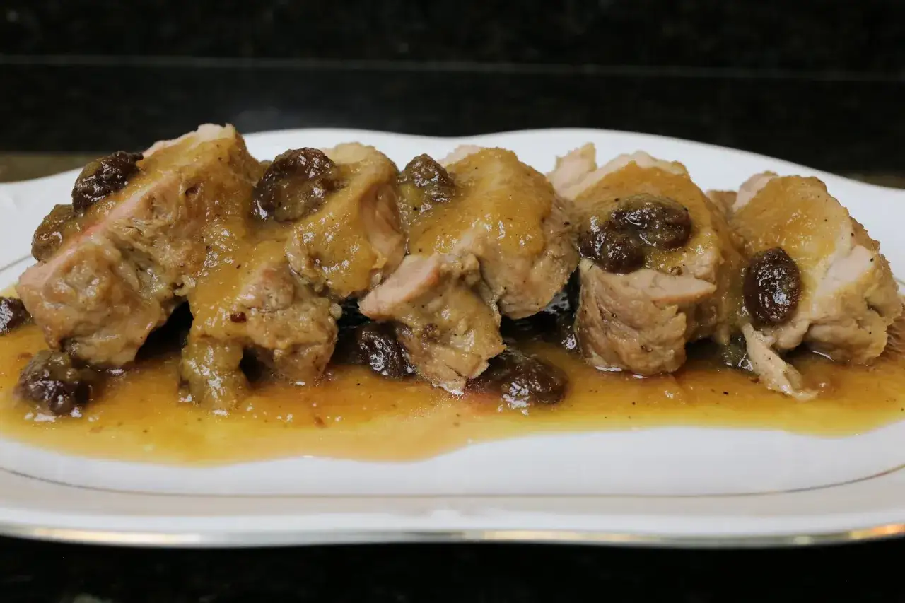 Delicioso solomillo de cerdo a la cerveza, jugoso y tierno, bañado en una rica salsa dorada con pasas.
