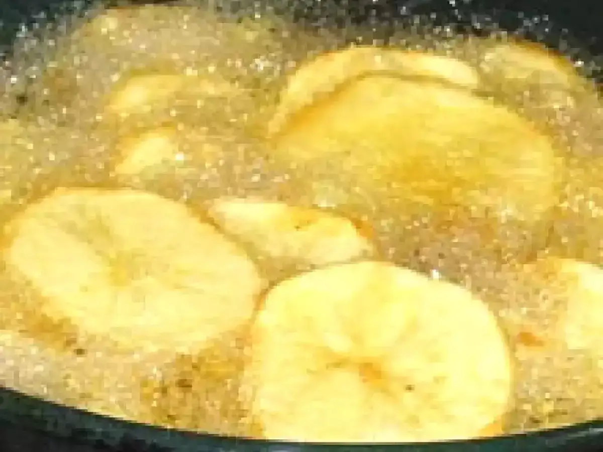Rodajas de patata dor&aacute;ndose en aceite burbujeante, perfectas para deliciosas recetas con patatas.
