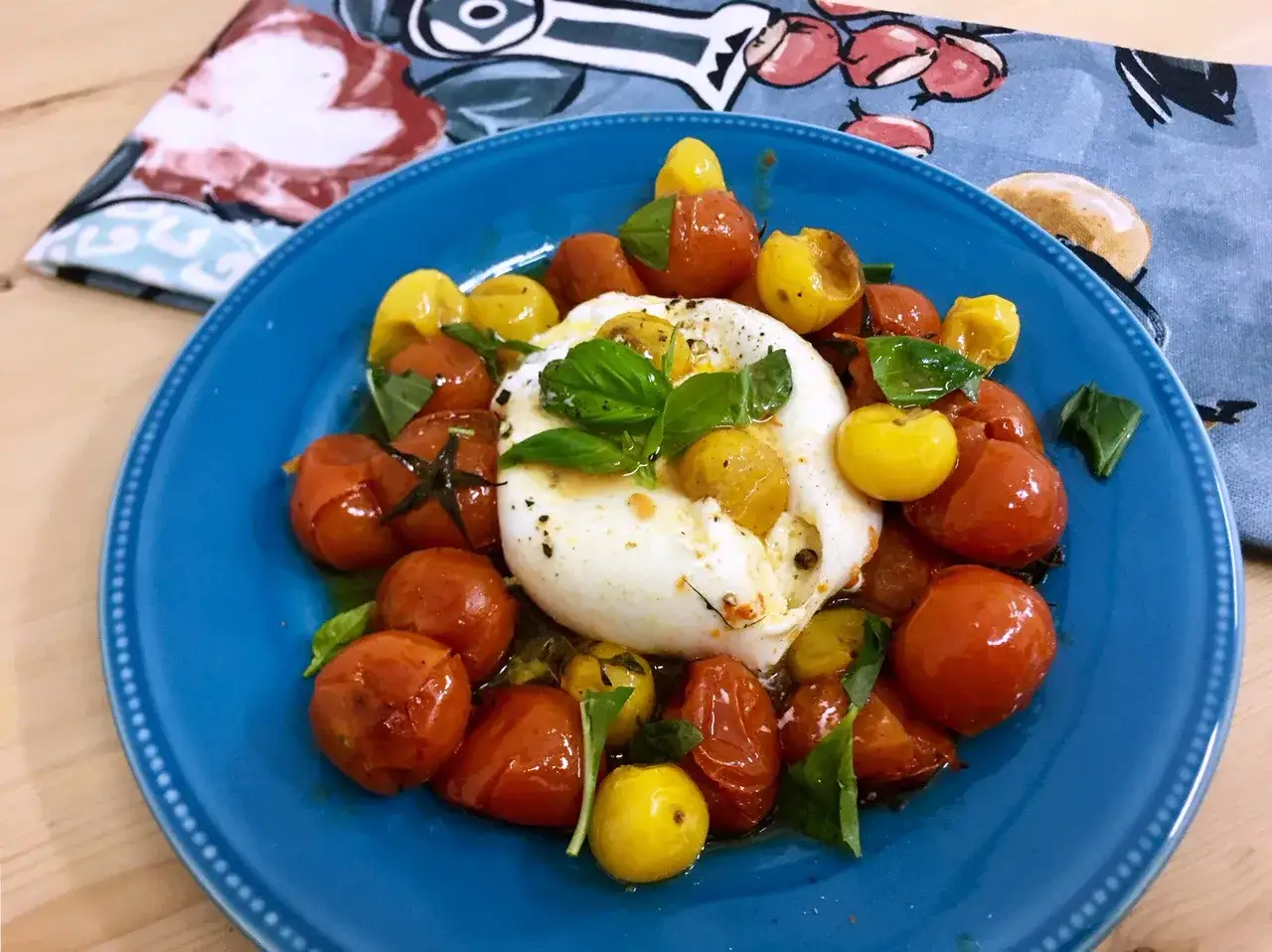 Burrata cremosa con tomates cherry asados y albahaca fresca. Una idea deliciosa para recetas con tomates cherry.