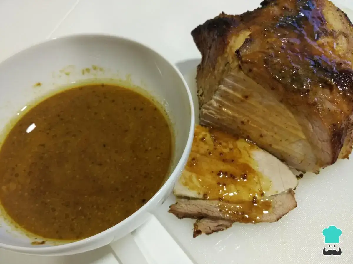 Jugoso jam&oacute;n asado al horno, cortado y servido con su salsa dorada. &iexcl;Un manjar para compartir!