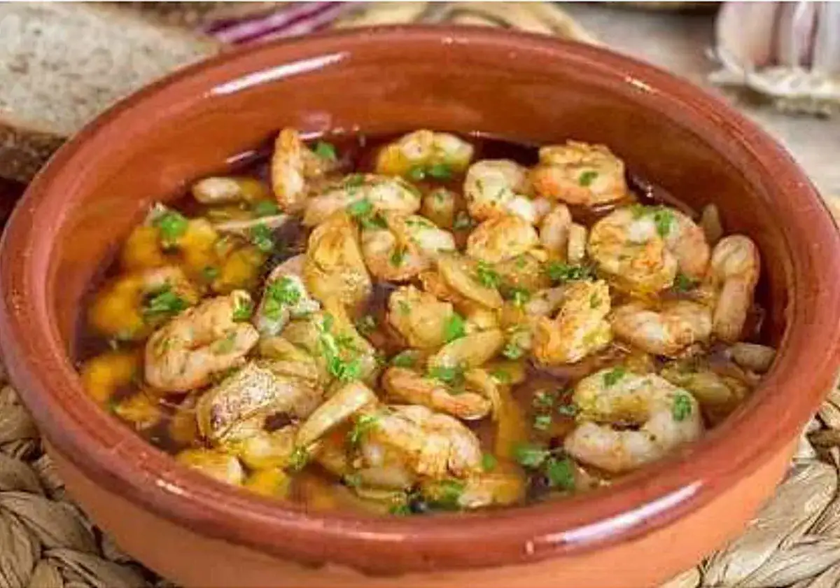 Gambas al ajillo receta: jugosas gambas cocinadas en aceite de oliva con ajo y perejil, servidas en cazuela de barro.