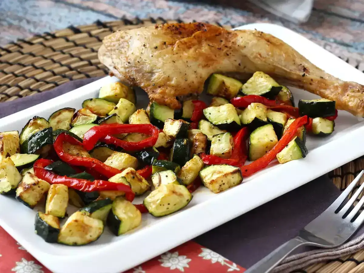 Pollo asado con calabacín y pimientos rojos, todo cocinado a la perfección en la airfryer.