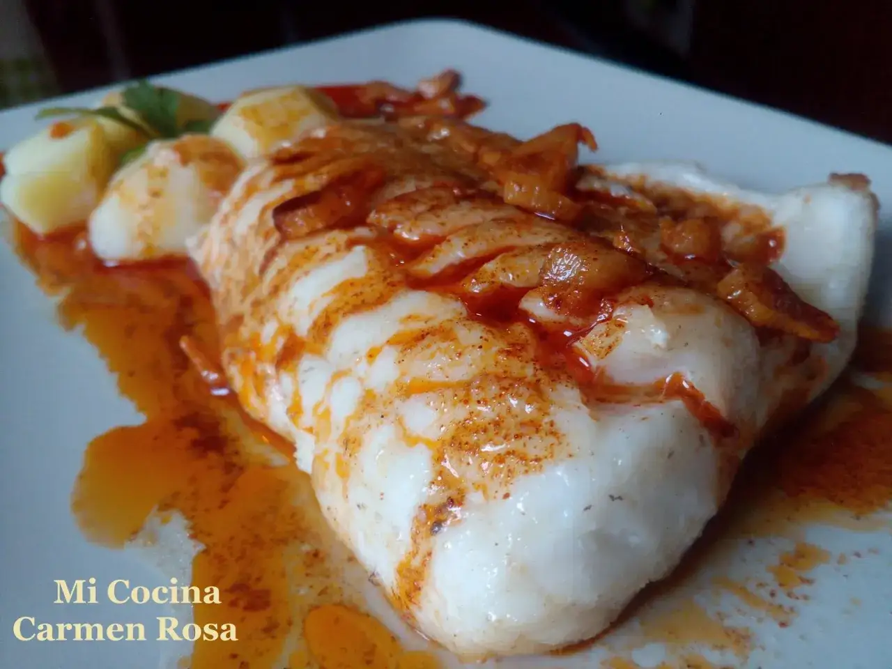 Un delicioso pescado rosado en salsa, acompa&ntilde;ado de patatas.