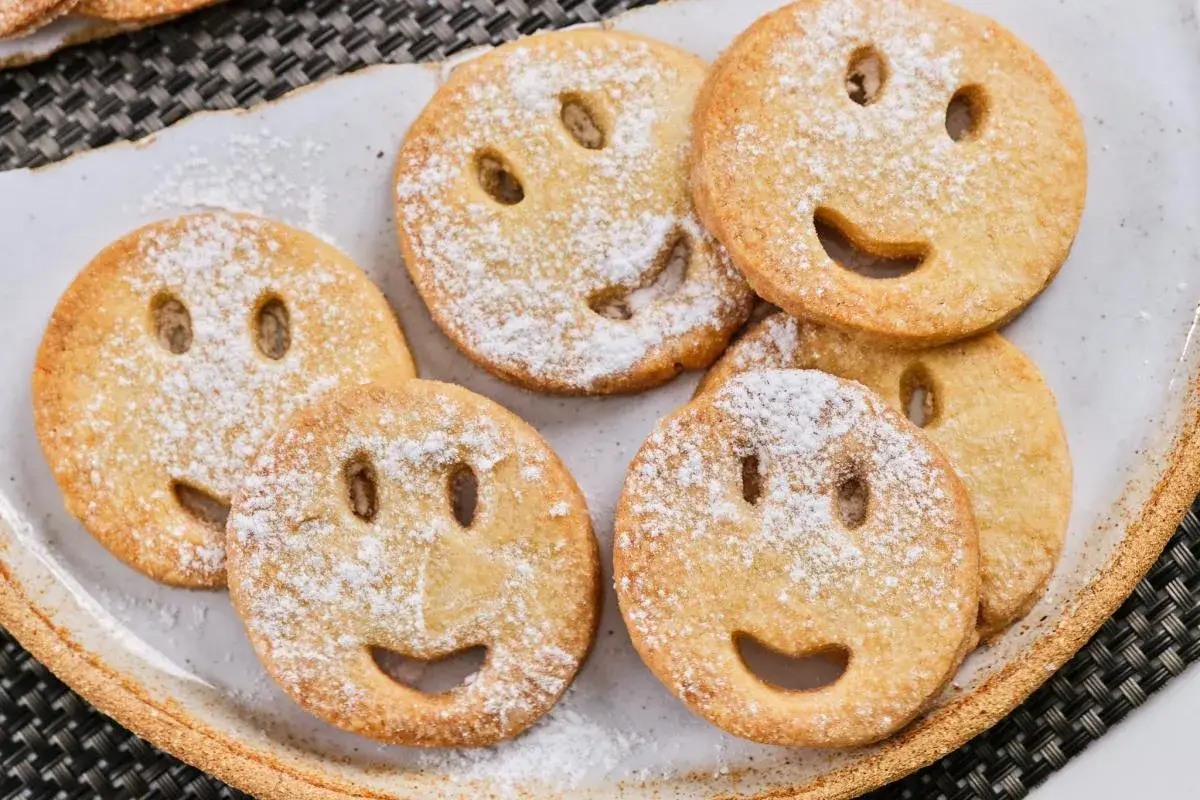 Galletas de mantequilla receta: sonrisas dulces espolvoreadas con az&uacute;car glas.