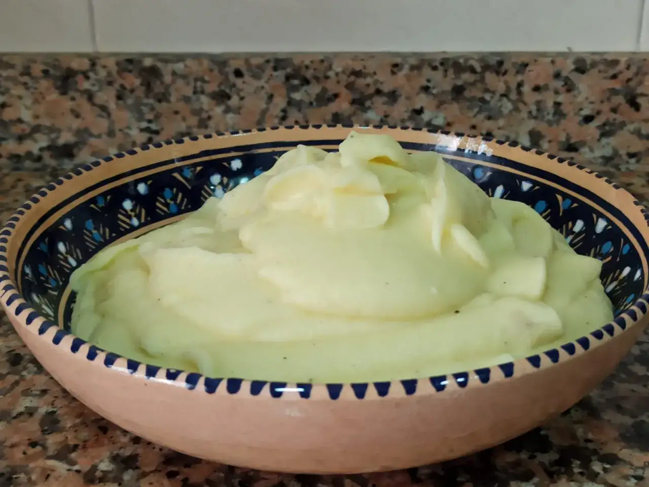 Un cremoso pur&eacute; de patatas Thermomix, listo para acompa&ntilde;ar cualquier plato. Suave y delicioso.