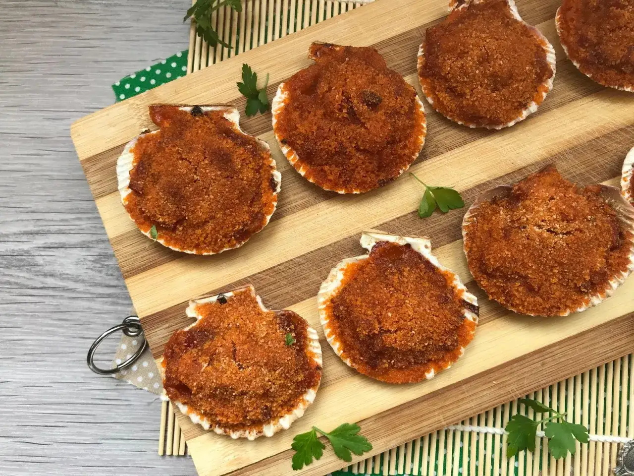 Zamburi&ntilde;as al horno, doradas y crujientes, listas para disfrutar. Un manjar marino en su concha.