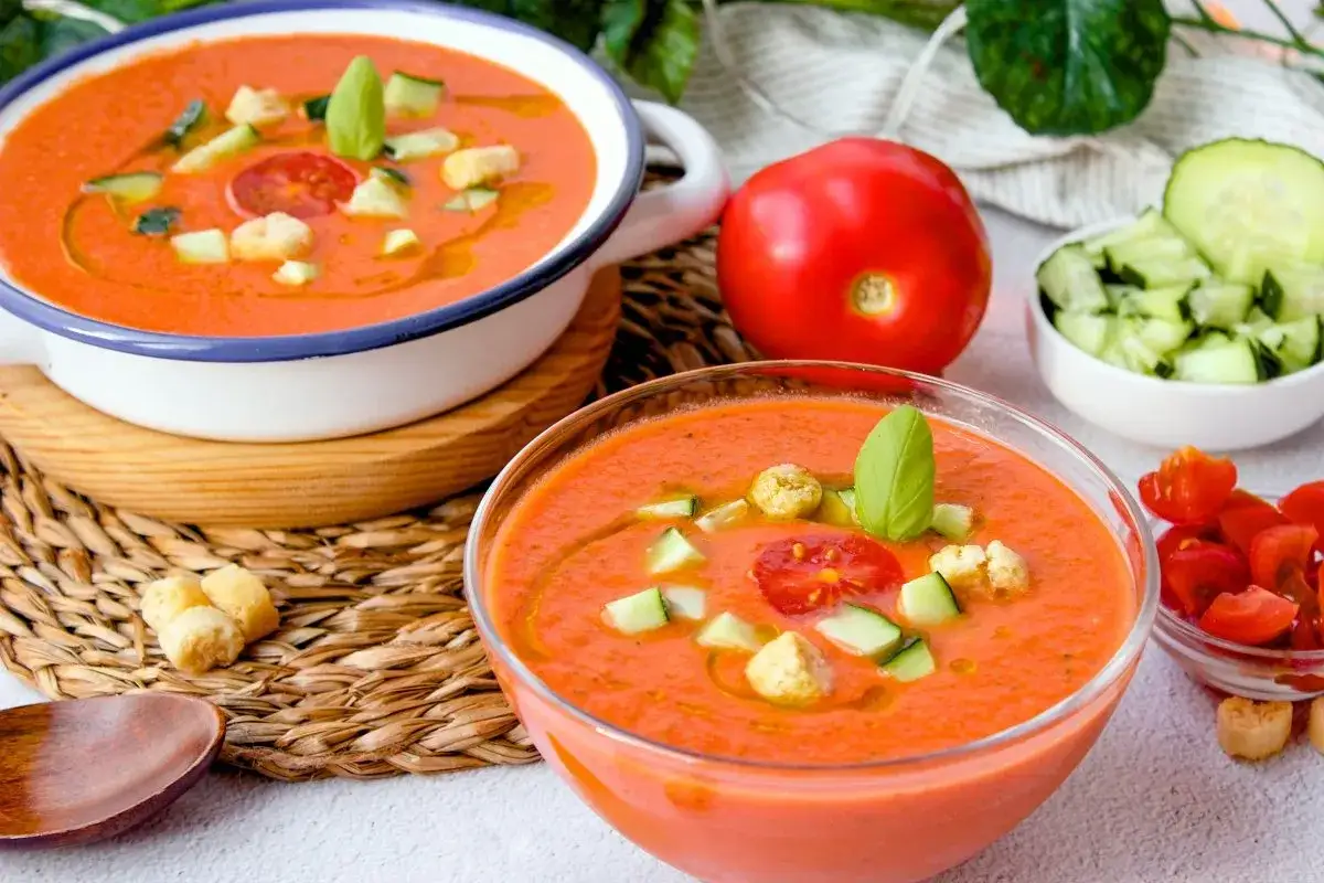 Delicioso gazpacho andaluz, perfecto para refrescarse. Servido con picatostes, pepino y tomate.