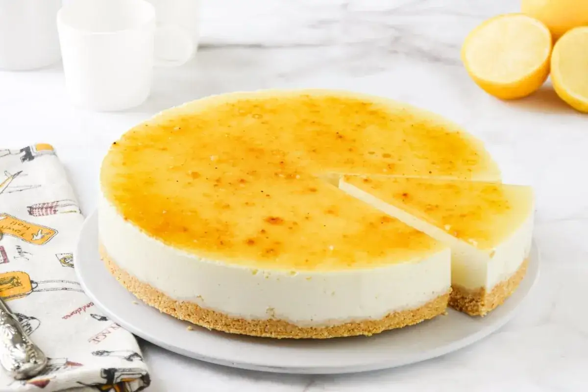Deliciosa tarta de limón sin horno, con una base crujiente y un relleno cremoso cubierto de caramelo dorado.