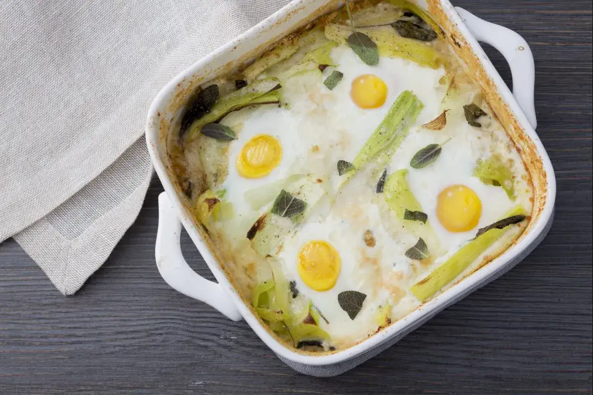 Puerros al horno con huevos y hierbas aromáticas, un plato sencillo y delicioso.