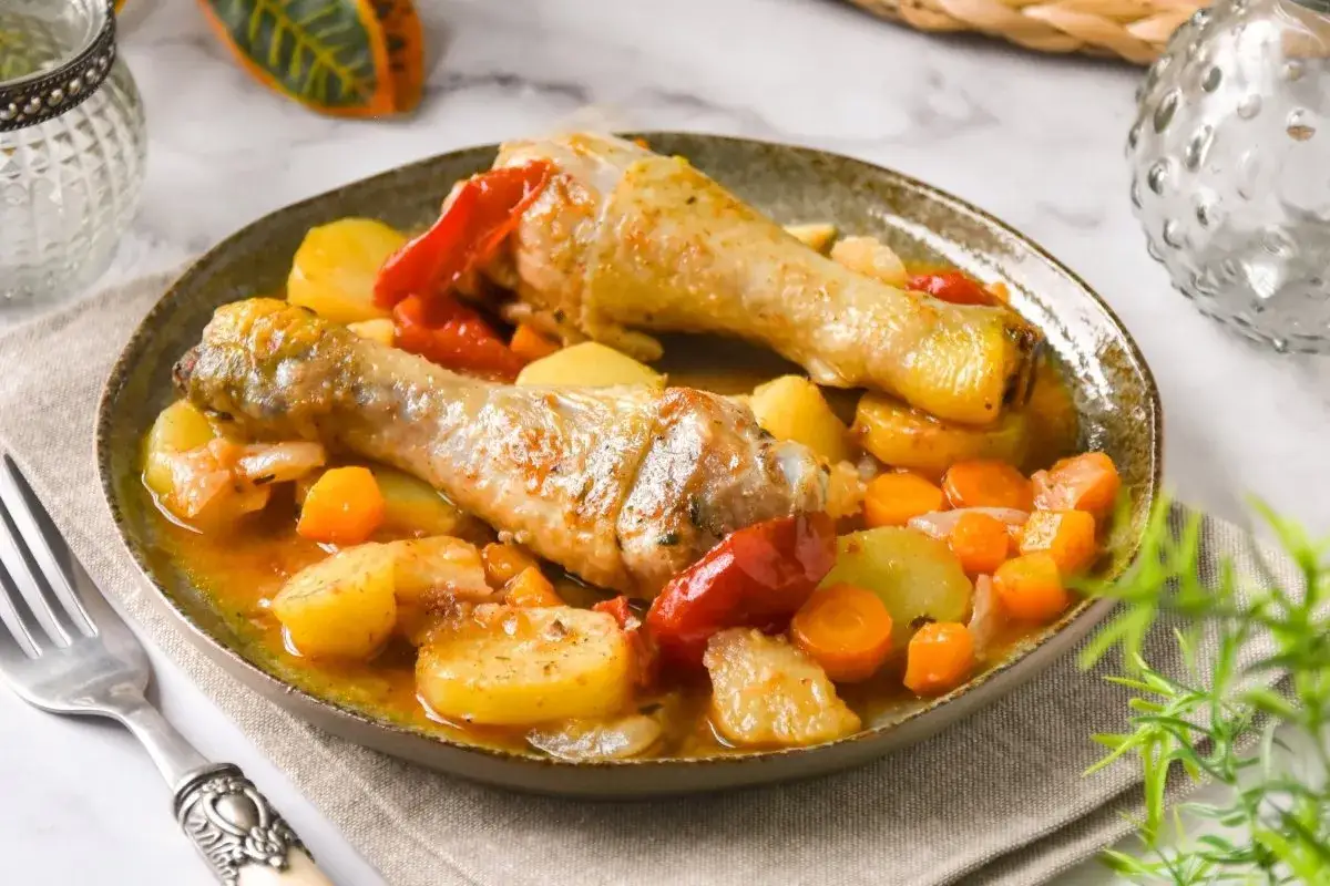 Estofado de pollo jugoso con patatas, zanahorias y pimientos rojos en una salsa sabrosa.