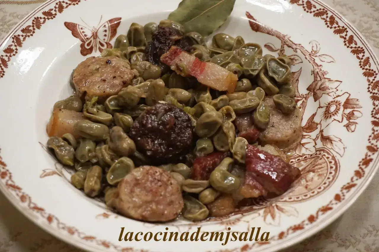 Plato de faves a la catalana con butifarra, panceta y un toque de laurel.