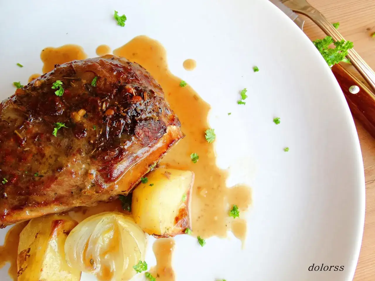 Deliciosas galtas al horno, tiernas y jugosas, acompañadas de patatas asadas y cebolla, todo bañado en una rica salsa.