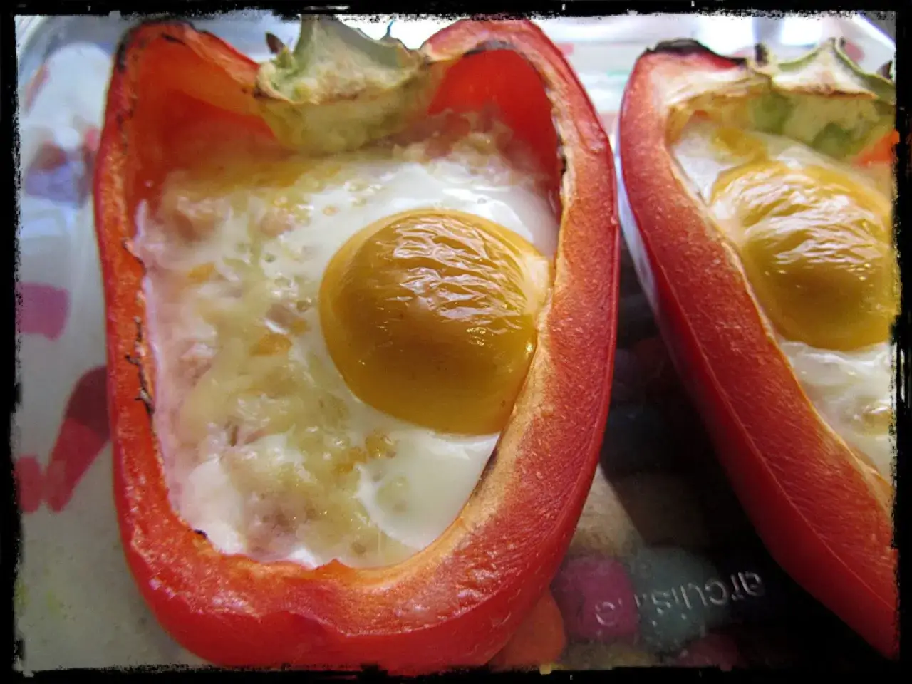 Pimientos rellenos de huevo y queso, un desayuno o cena saludable y delicioso.