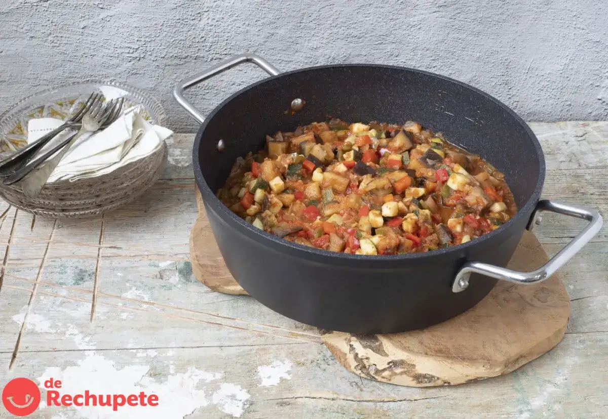 Samfaina recepta: un guiso de verduras coloridas y sabrosas en una sartén, listo para servir.
