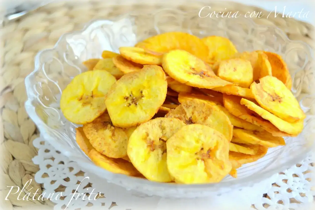 Crujientes rodajas de plátano frito en un cuenco de cristal. Un delicioso snack casero.