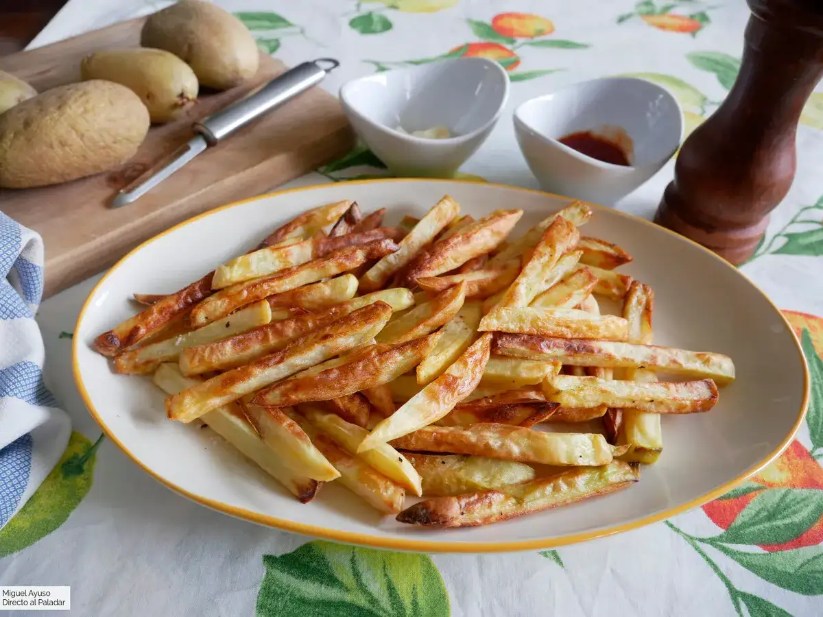 Patatas fritas crujientes hechas en airfryer, listas para disfrutar con salsas.