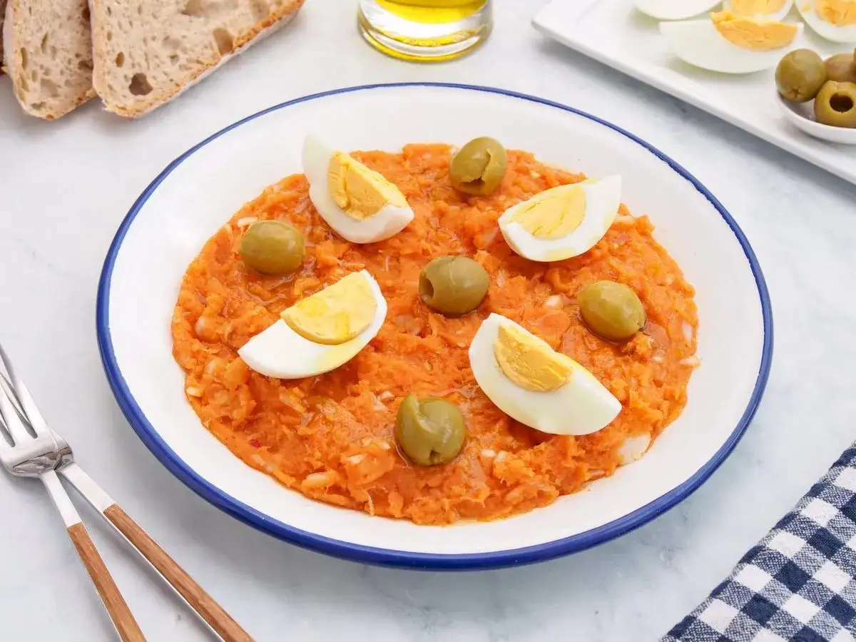 Rin ran cazorla, un plato de bacalao desmigado con tomate, huevo duro y aceitunas verdes.