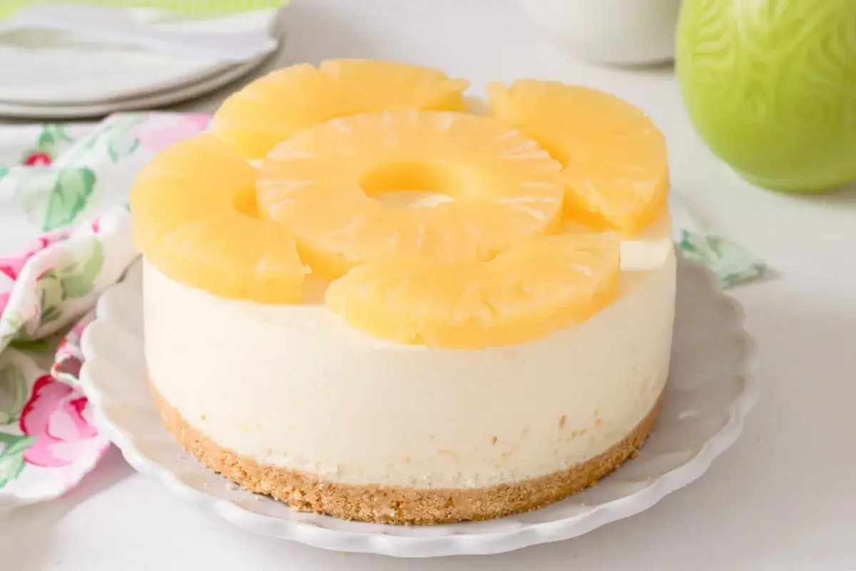 Deliciosa tarta de piña sin horno, con una base crujiente y cubierta de rodajas de piña fresca.