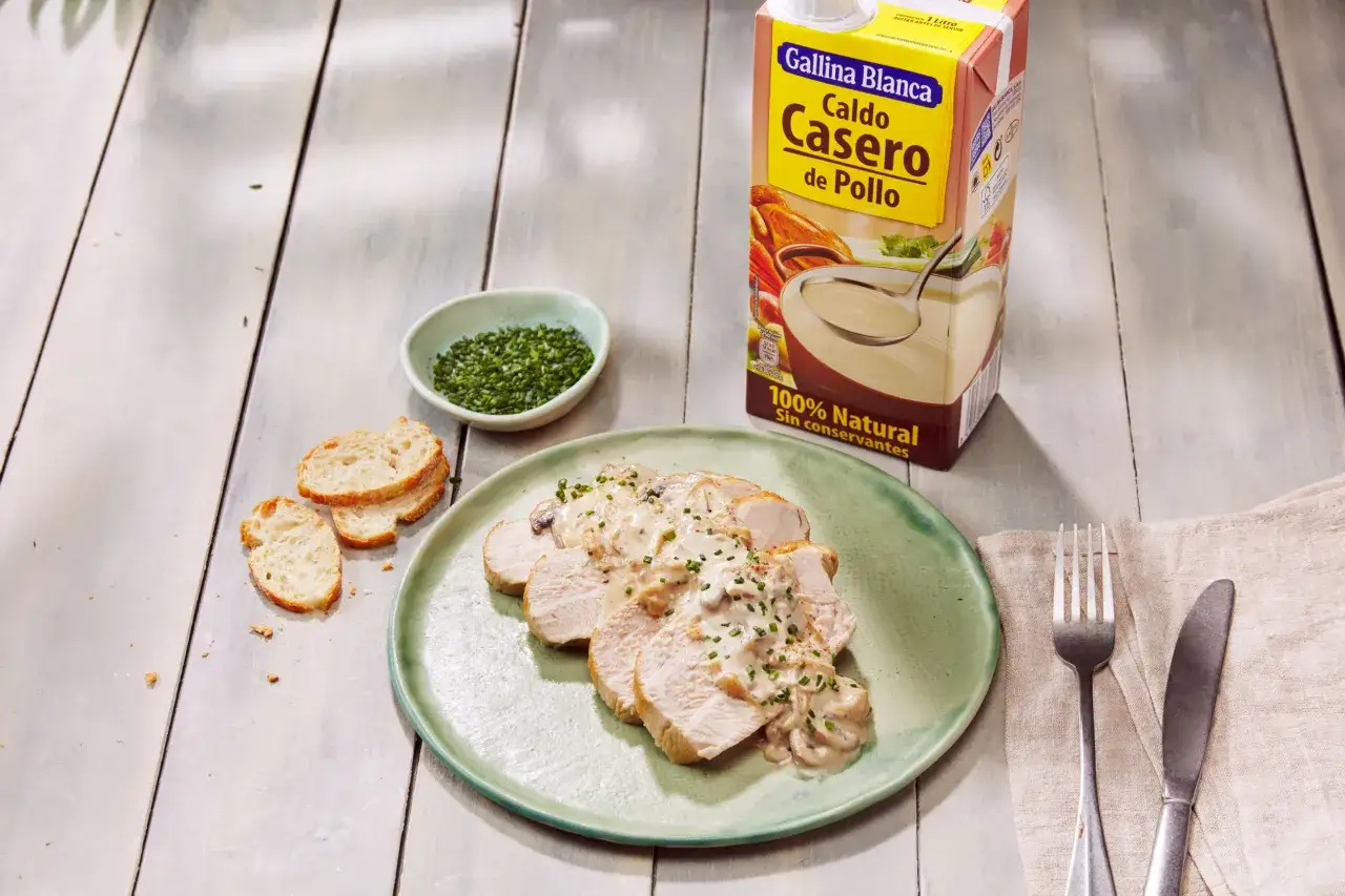 Lonchas de solomillo de pavo en salsa cremosa con champiñones, acompañadas de pan tostado y perejil picado.