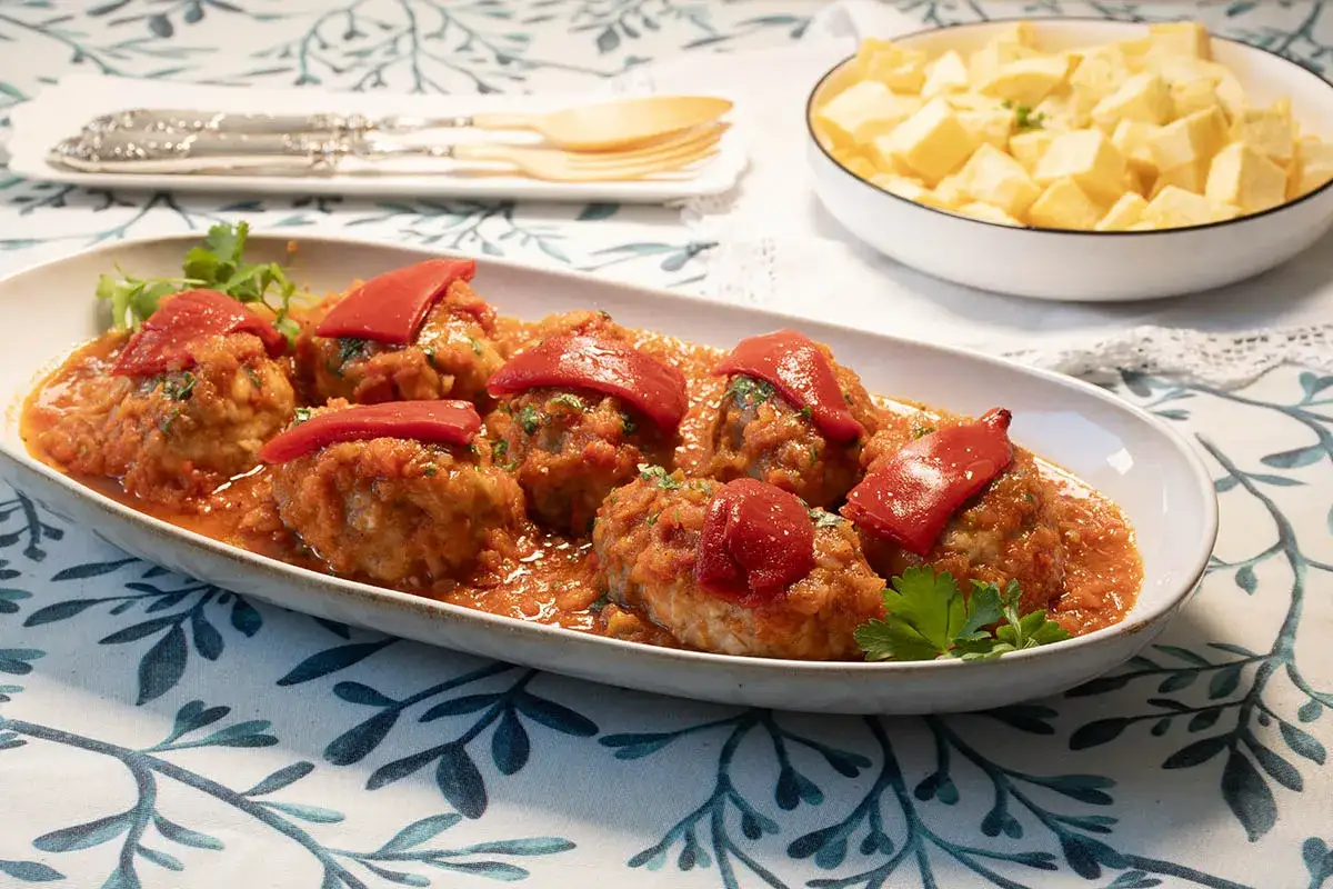 Rollo de bonito casa Consuelo: albóndigas caseras en salsa de tomate con pimientos rojos y perejil.