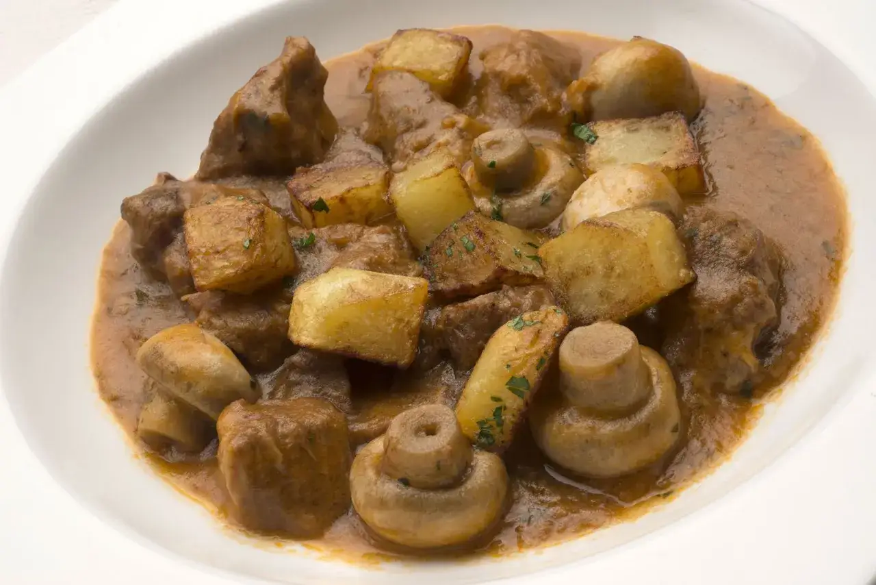Un reconfortante guiso de carne con patatas y champi&ntilde;ones en una salsa espesa y sabrosa.