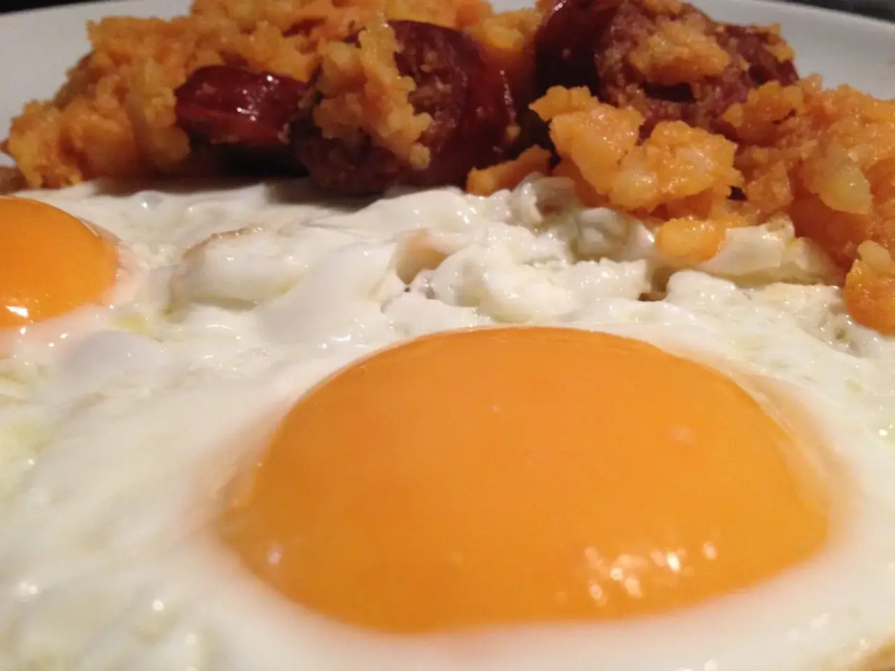 Huevos fritos con patatas meneas y chorizo. Un plato contundente para empezar el d&iacute;a.