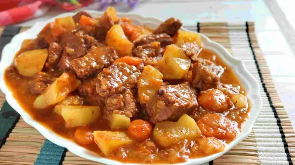 Un reconfortante guiso de carne con patatas, zanahorias y una rica salsa.